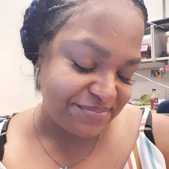 Meet your Posher, Sabrina - Picture 2 of 4